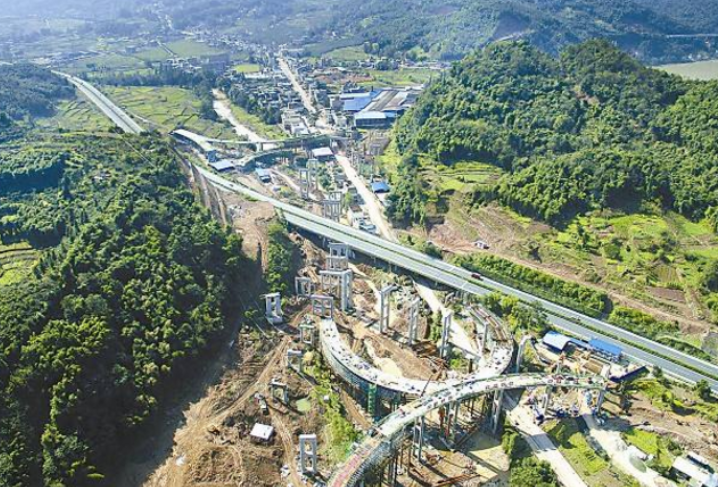 全长135公里的雅康高速,桥隧比高达82,高速路的一半都是隧道.