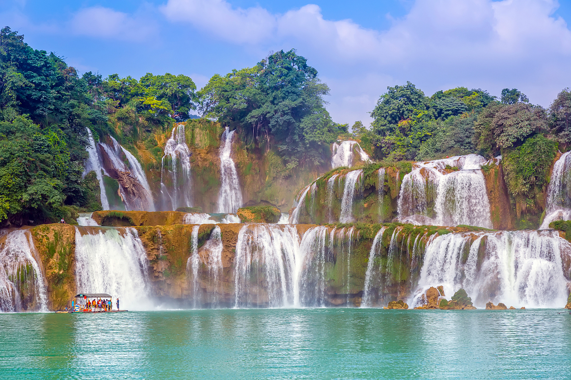 柳州大瀑布:是柳州市区的一处大型瀑布,以其雄伟的景观和清新的空气