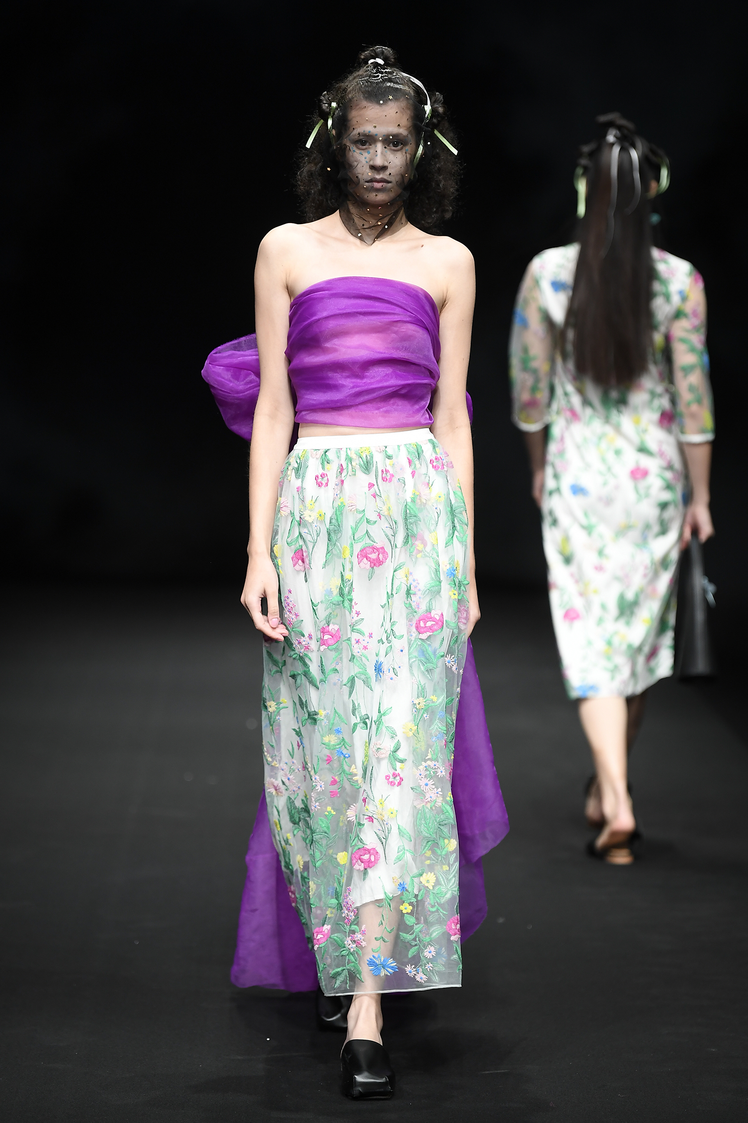 生活在左2019春夏中国国际时装周发布会,模特展示服装.