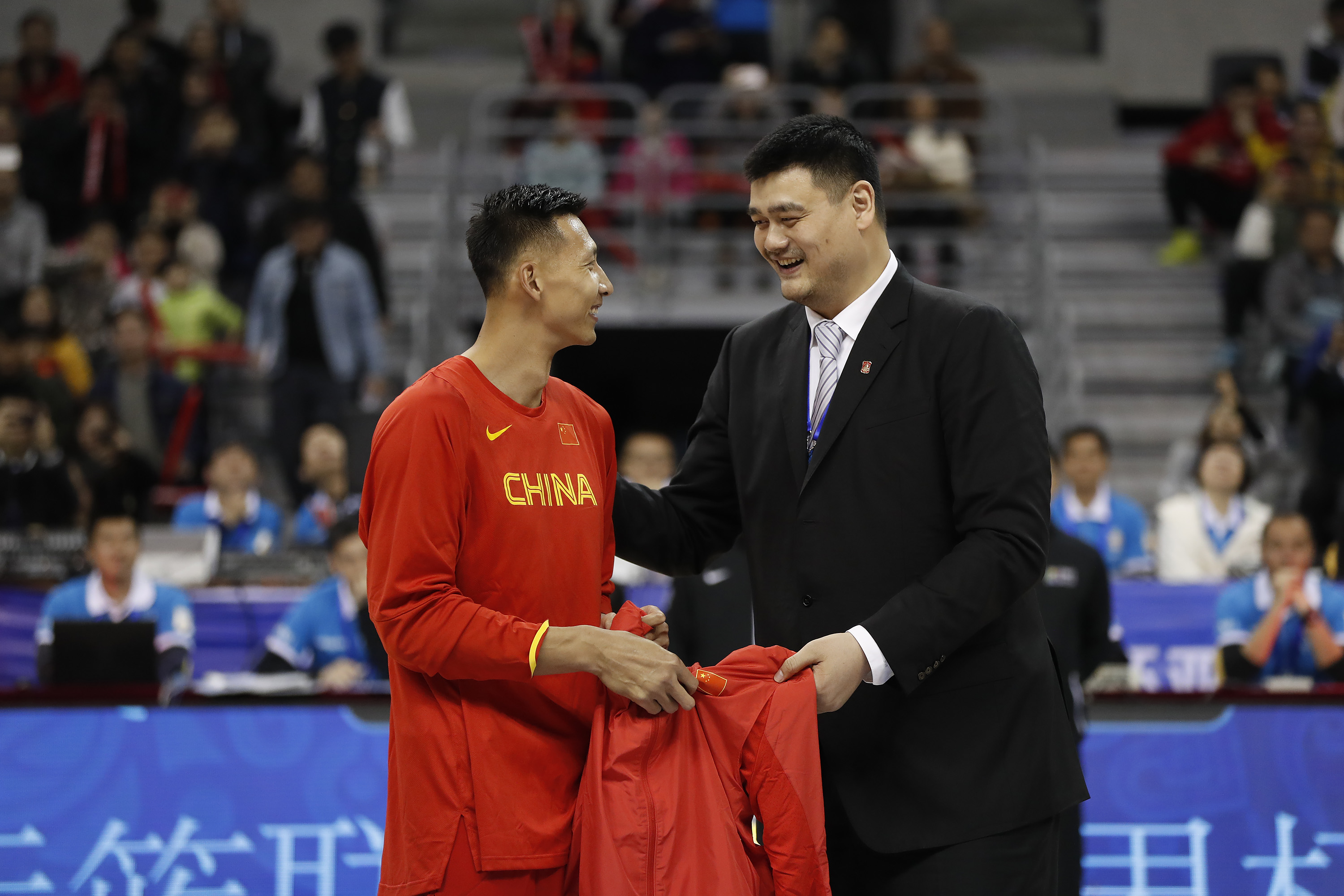 (体育)(4)篮球——姚明为易建联颁发国家队荣誉外套