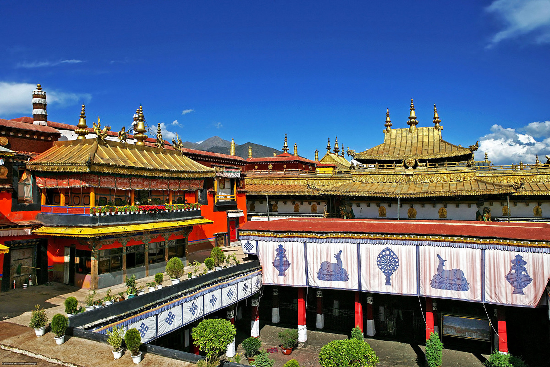 塔尔寺是位于青海省西宁市南郊莲花山坳中的古老寺院,是藏传佛教