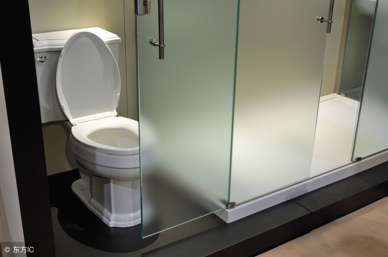 为什么酒店浴室玻璃都是透明或半透明的?服务员透露其中"猫腻"