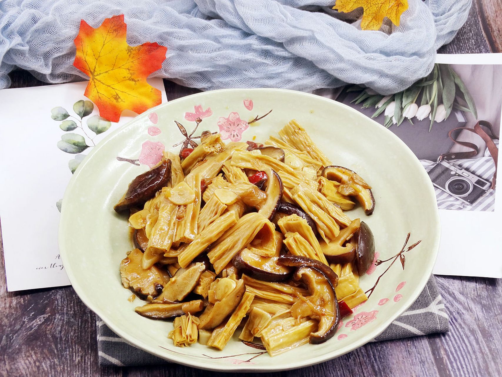 来到农村美食课堂,今天我要为大家介绍一道非常家常的腐竹焖鸡的做法
