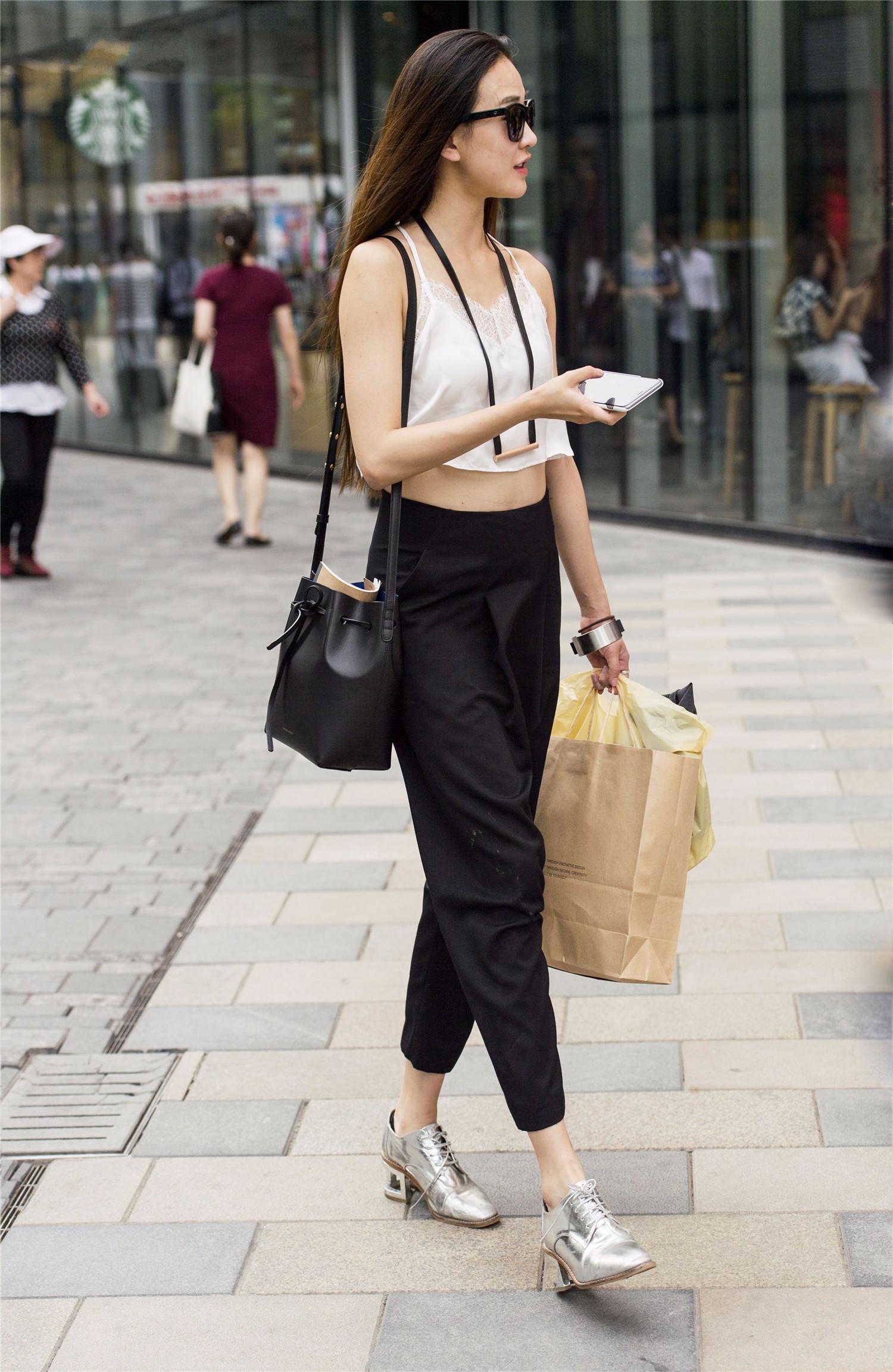 魅力街拍,时尚小姐姐走在街头,网友:图3好想抱回家!