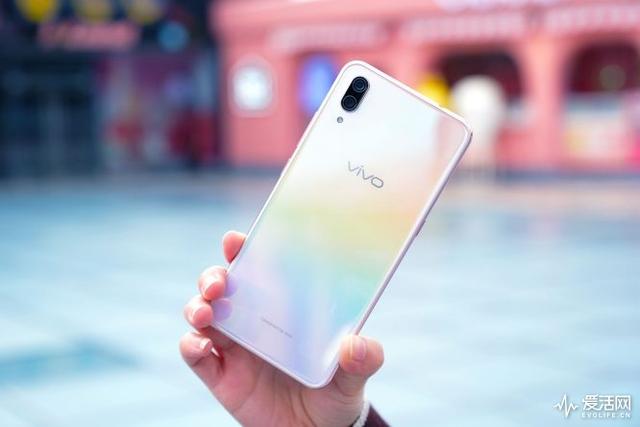 vivo x23炫彩版上手:一种五彩斑斓的白,给满分!