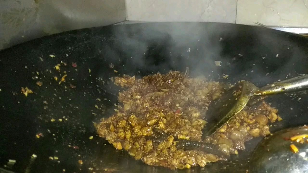 正宗泡椒香菇炖鸡烹饪方法:麻辣鲜香,土鸡有嚼劲