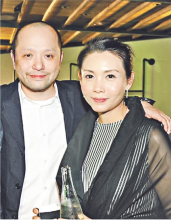 邱淑贞长女沈月晒靓照,举止优雅笑容甜美,长相有望超过母亲?