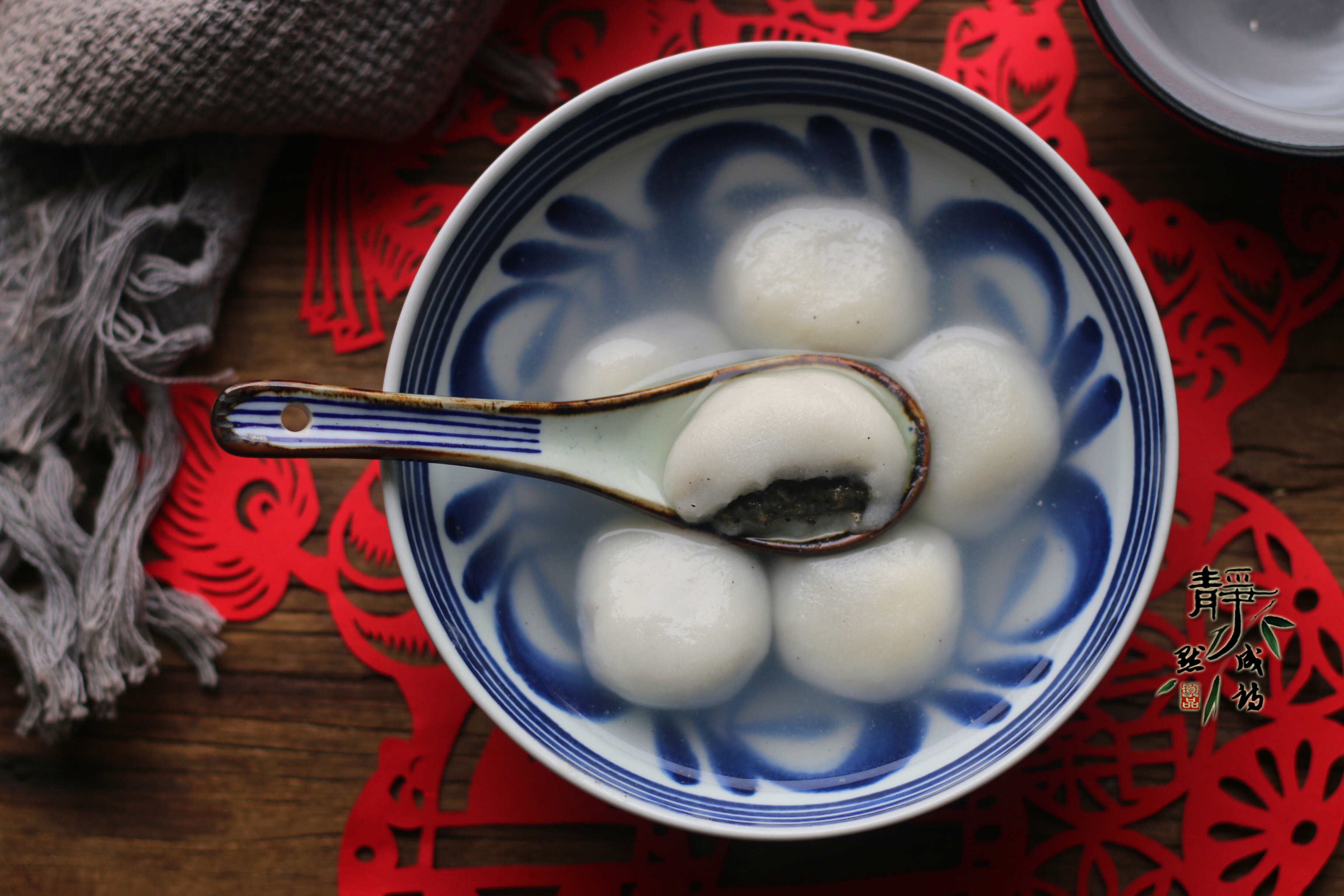 教你自制黑芝麻汤圆,馅料制作及和面方法都有详细介绍,别错过