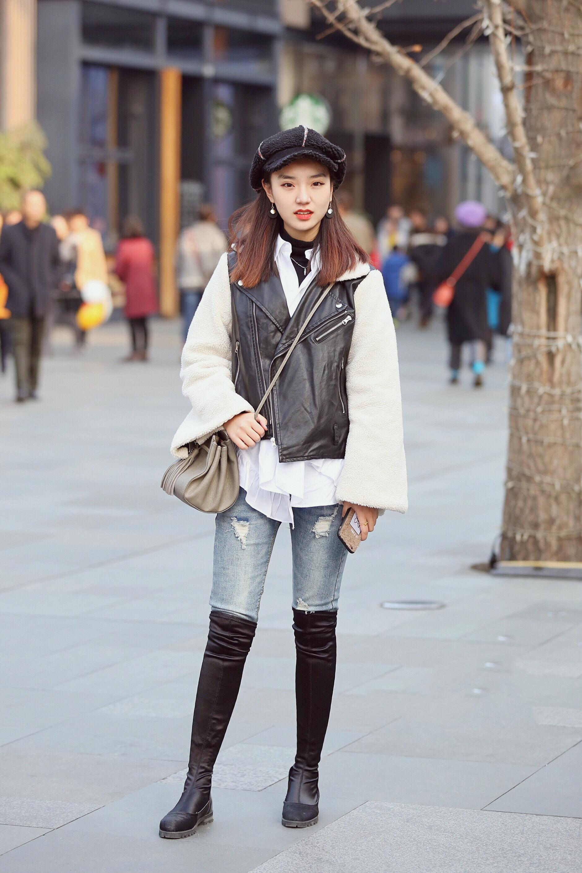 三十岁美眉超短裤高跟女人味十足