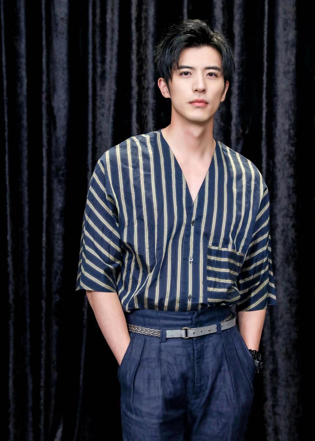 徐开骋亮相粉丝见面会 全新演绎日系学长风