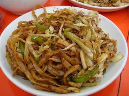 炒饼时,直接炒或加水炒都不对,教你一招,这么做炒饼柔软不粘锅