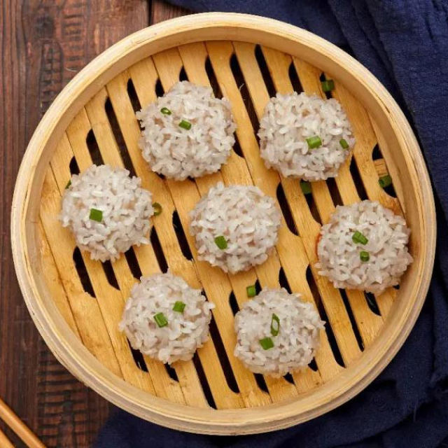 珍珠藕丸,香软的糯米包裹着清甜的莲藕,软糯爽口,唇齿留香