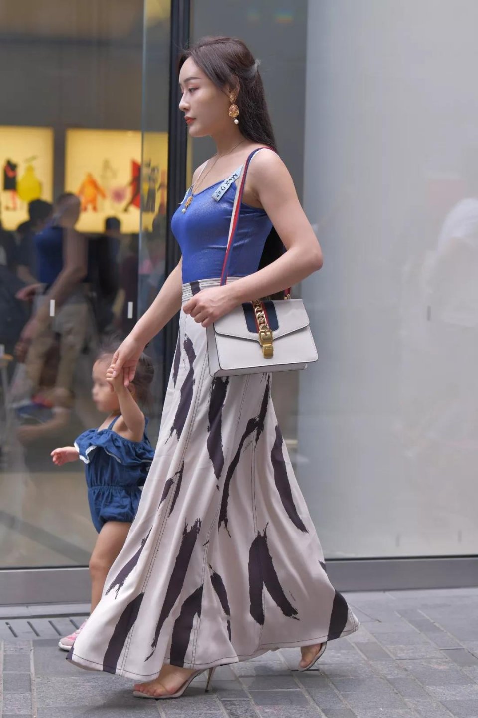 街拍:时尚辣妈穿搭,当辣妈穿上黑丝,性感丰润,充满韵味和魅力