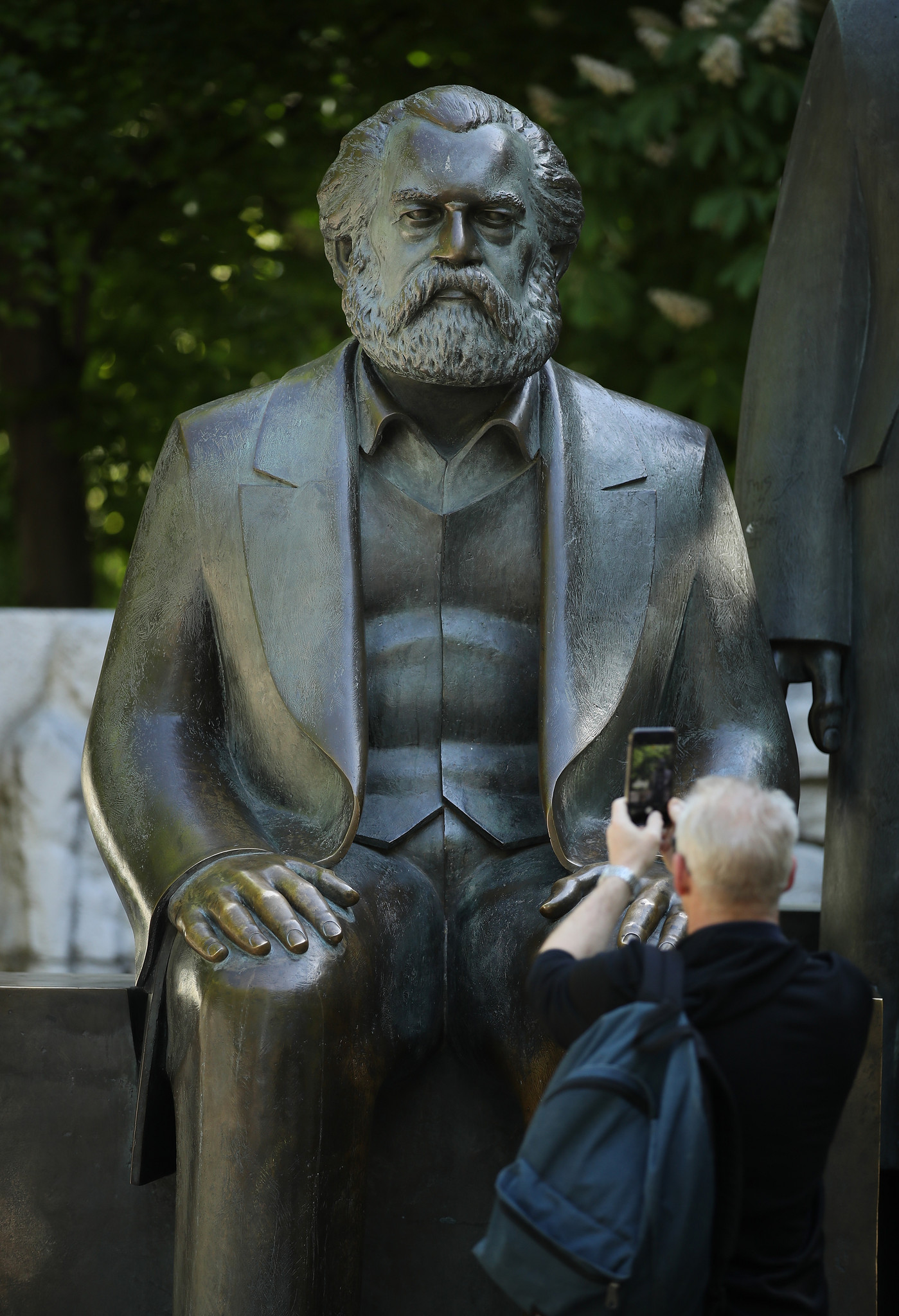 马克思诞辰200周年将至 马克思恩格斯雕像受游客青睐