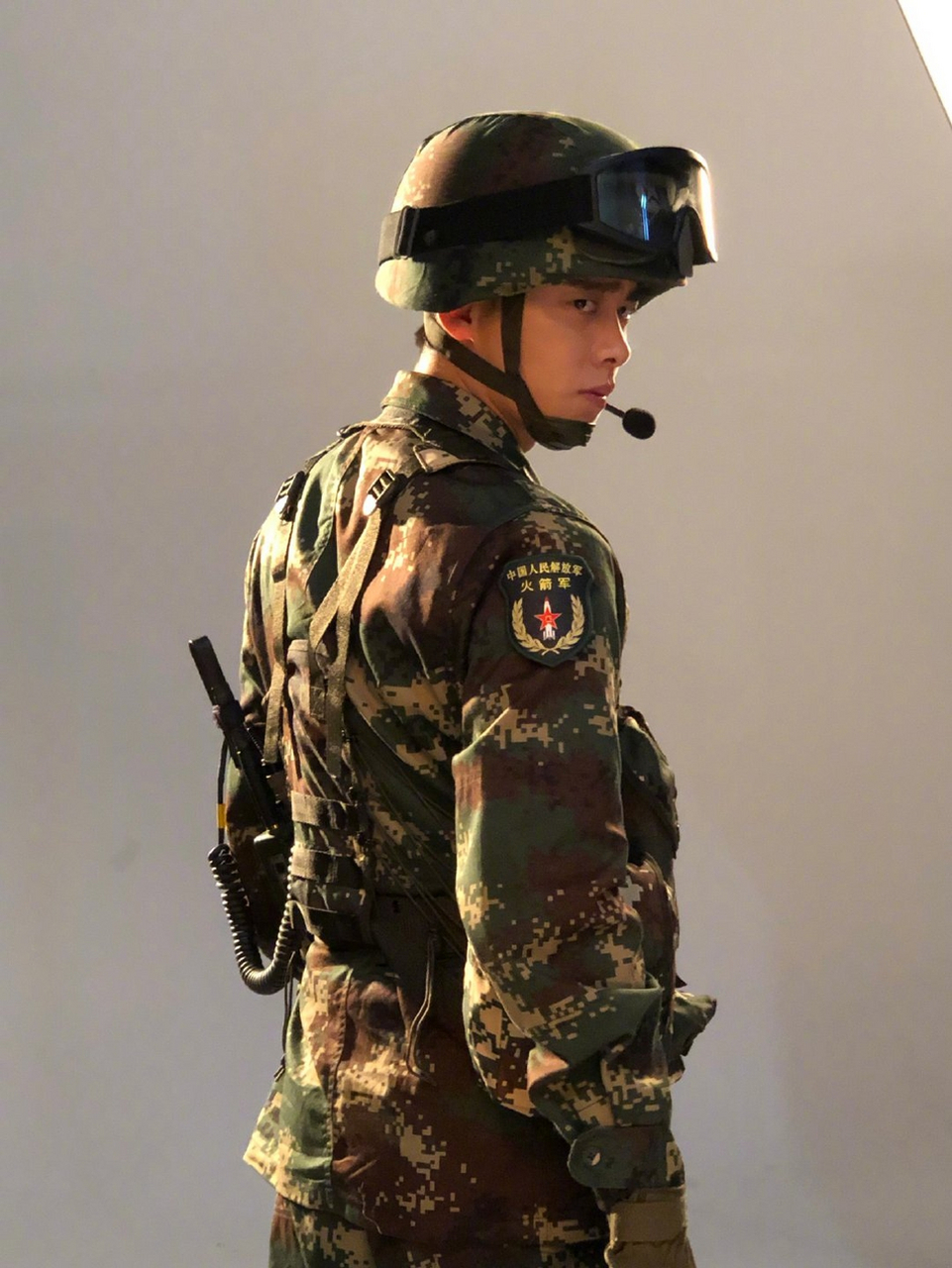 近日,正在拍摄《号手就位》的李易峰曝光了一组路透,照片中他身穿黑白