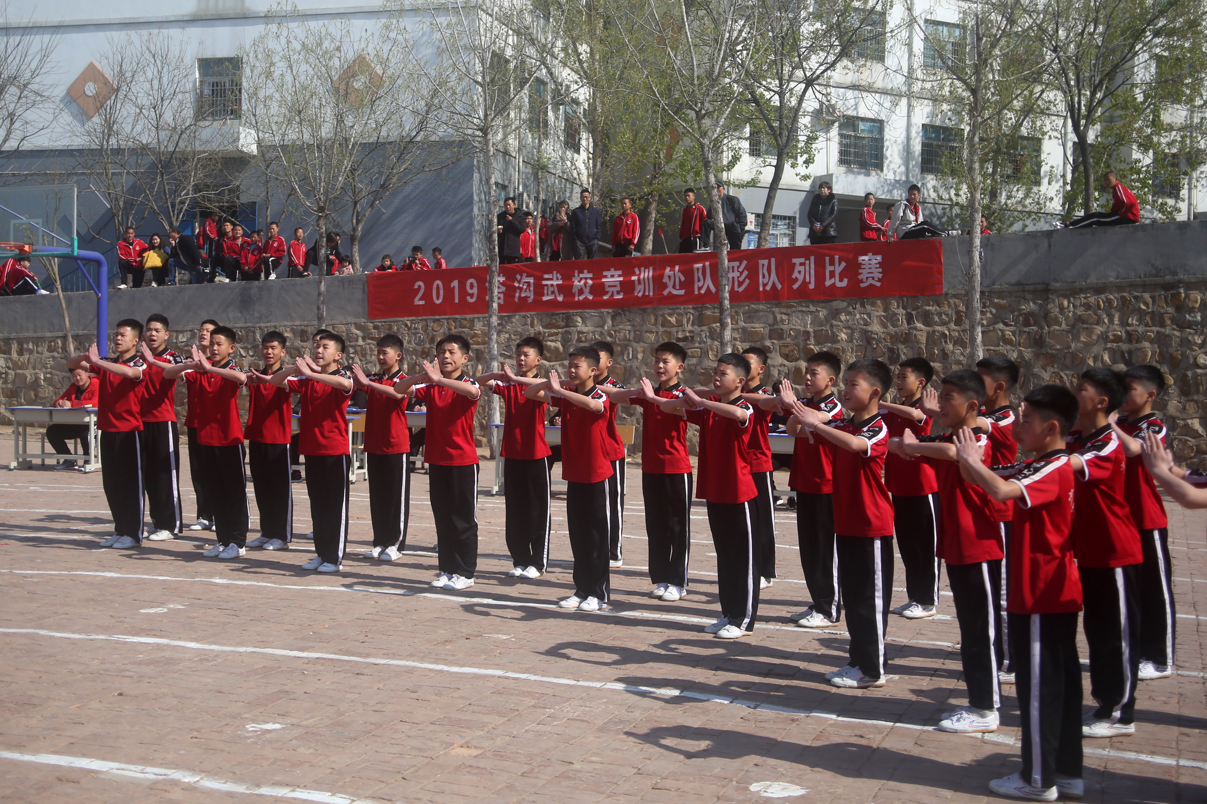 功夫小子隊形隊列比賽中步履整齊變換迅速,很有範兒!