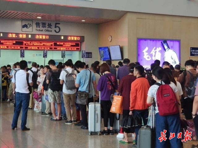 部分旅客因暴雨未趕上火車,各大火車站增設改簽退票窗口