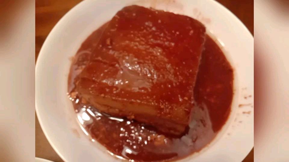 小妮一下子做了两碗扣肉,一碗腐乳扣肉一碗咸菜扣肉,吃得过瘾了