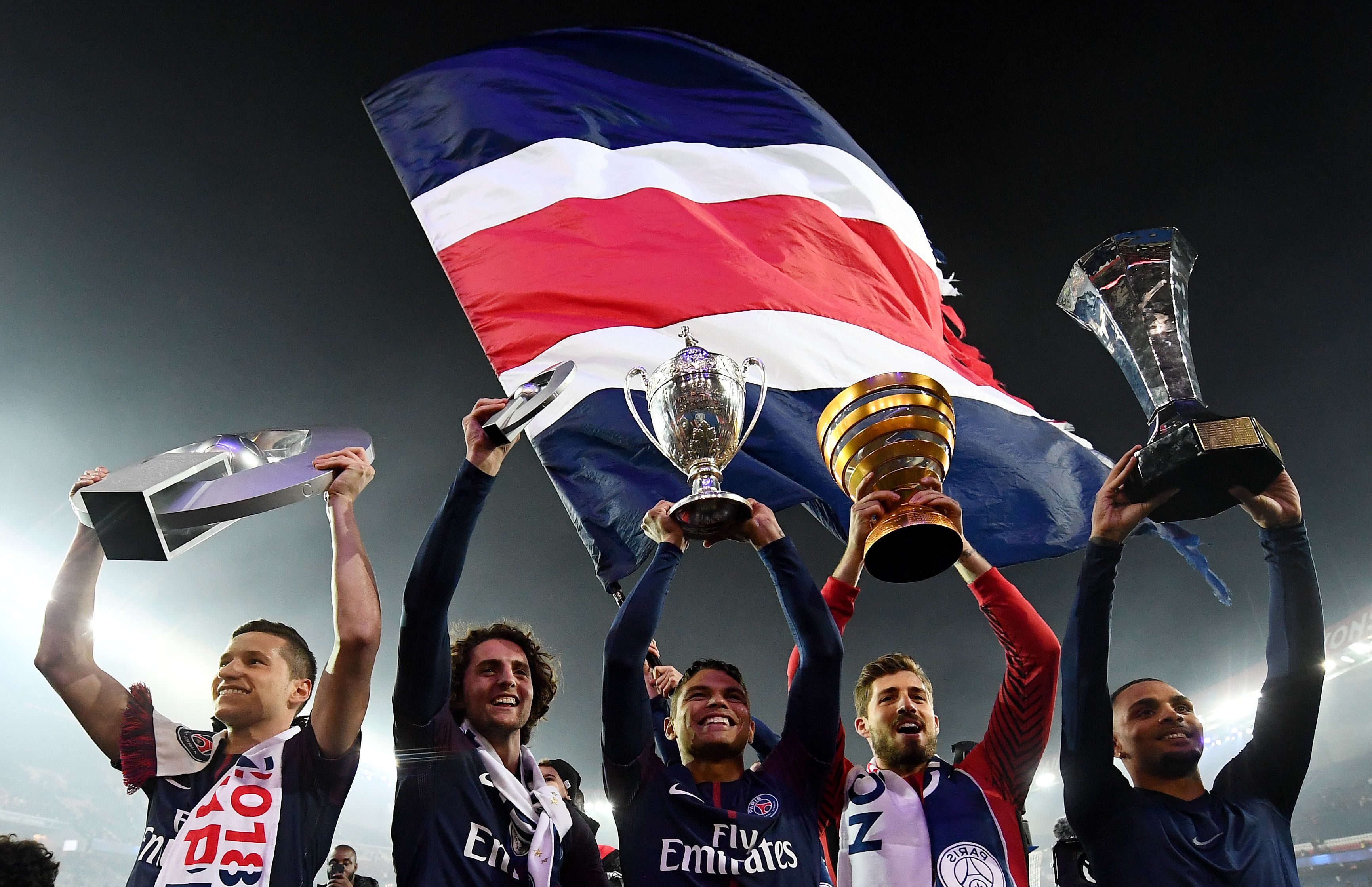 足球——法甲:巴黎圣日耳曼获颁联赛冠军奖杯(3)