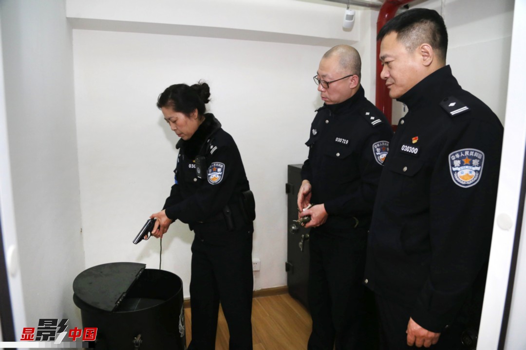 「显影中国」"神枪手"女乘警的最后一班春运岗