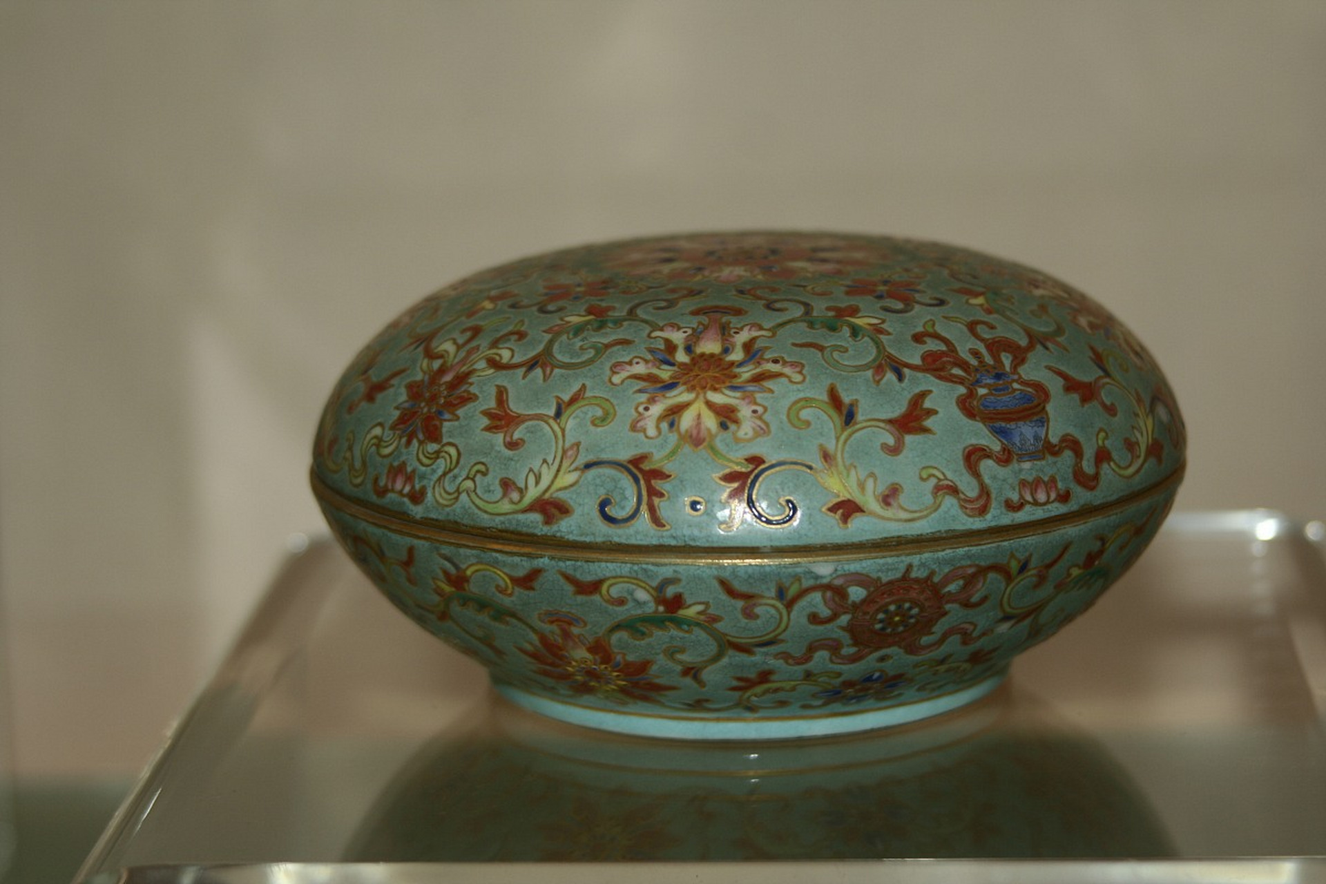 白釉绿彩盖盒是唐朝开始制作的瓷器艺术品,历经宋代创新与传承,在明清