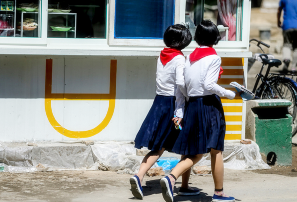 朝鲜街头中学生实拍,青春靓丽,穿短裙系红领巾!