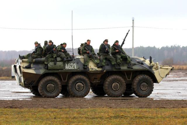 现代俄军战场巴士——btr-80轮式装甲车,唯一缺点是装甲太薄