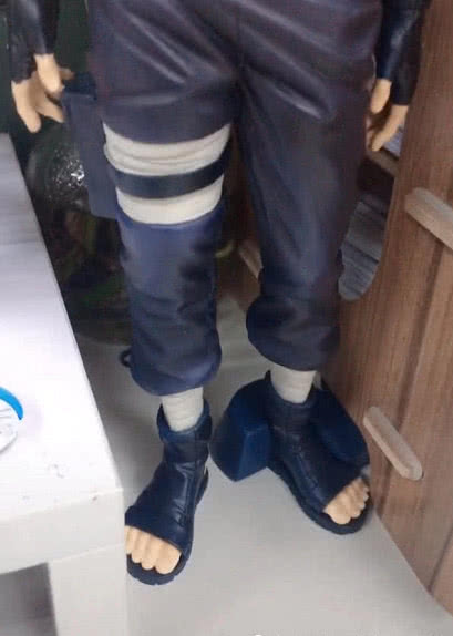 土豪晒10万限量版卡卡西手办,看到脚后,网友:100元卖吗?