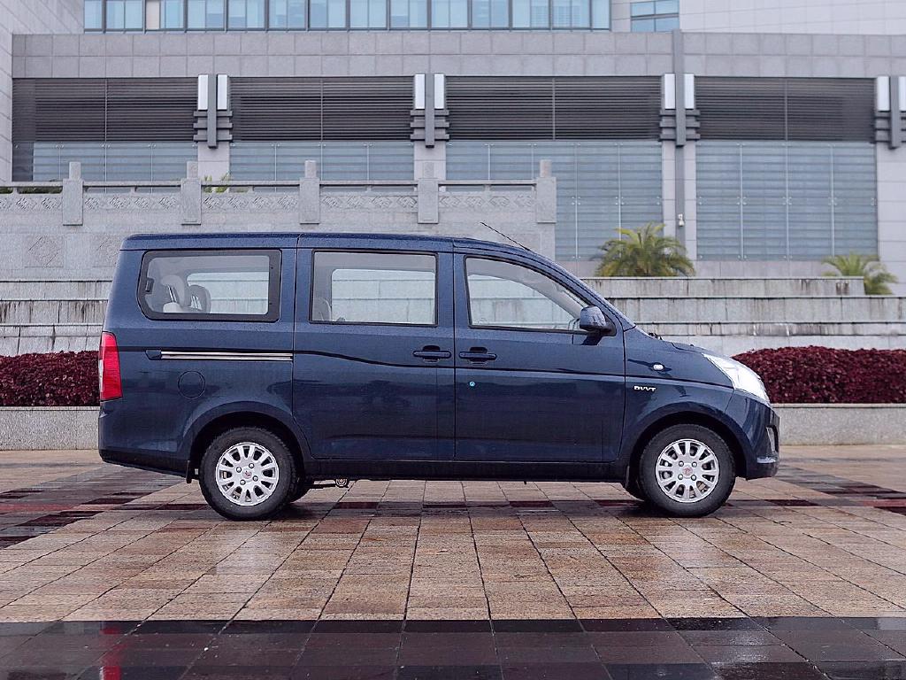 五菱之光v,拥有很炫酷的外形,看起来上档次属于比较个性的那种