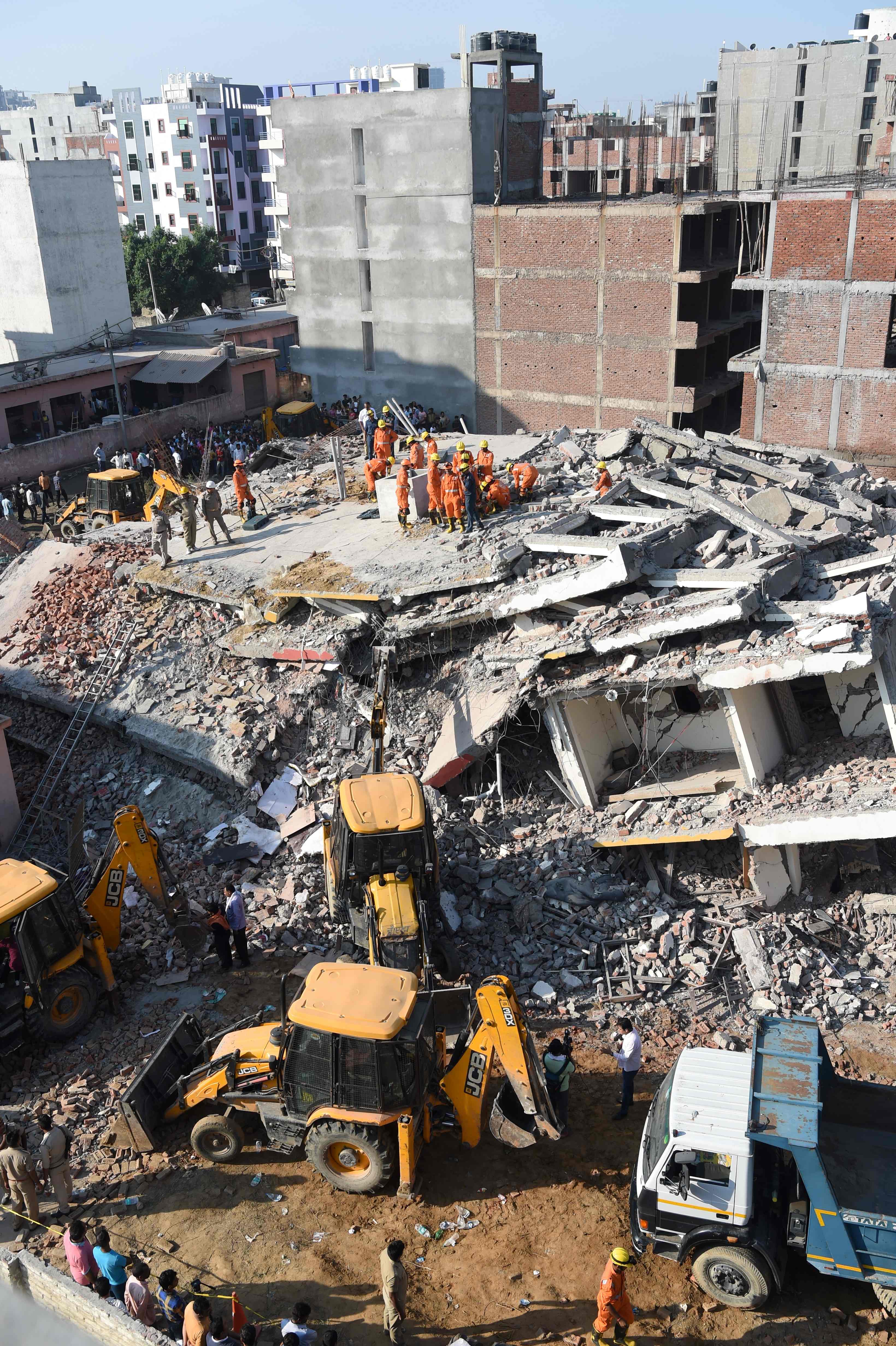 印度楼房倒塌致2人死亡20多人被埋(7)