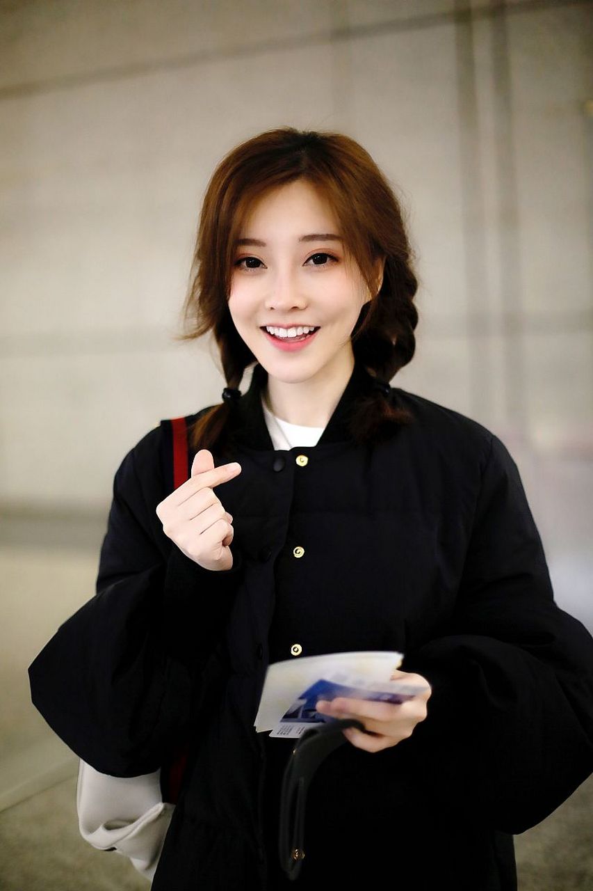 冯提莫,一位备受喜爱的网络主播,最近因甲状腺癌停播了半年.