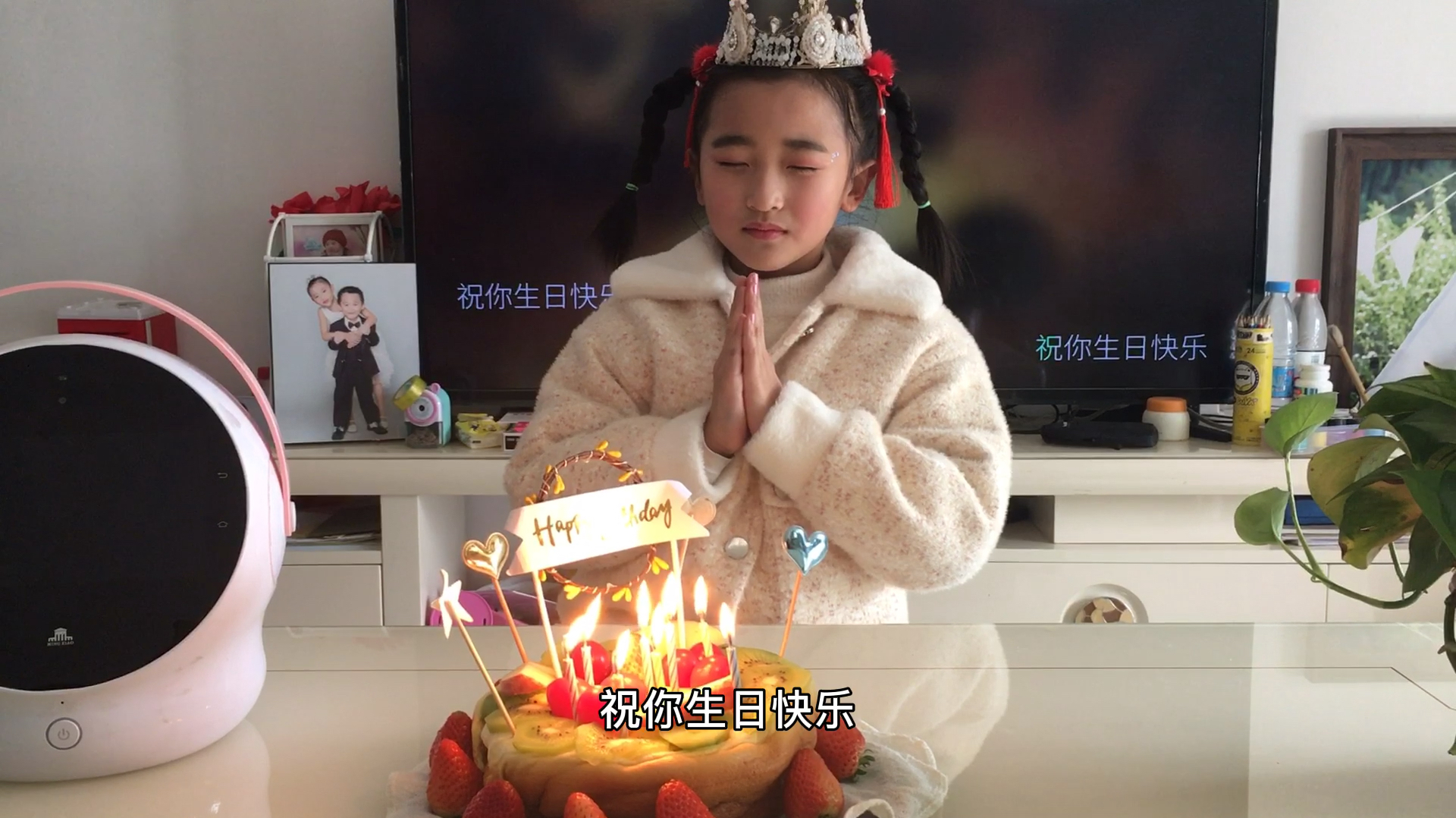 女儿过生日爸爸写幅书法妈妈自制蛋糕送给她,孩子开心极了