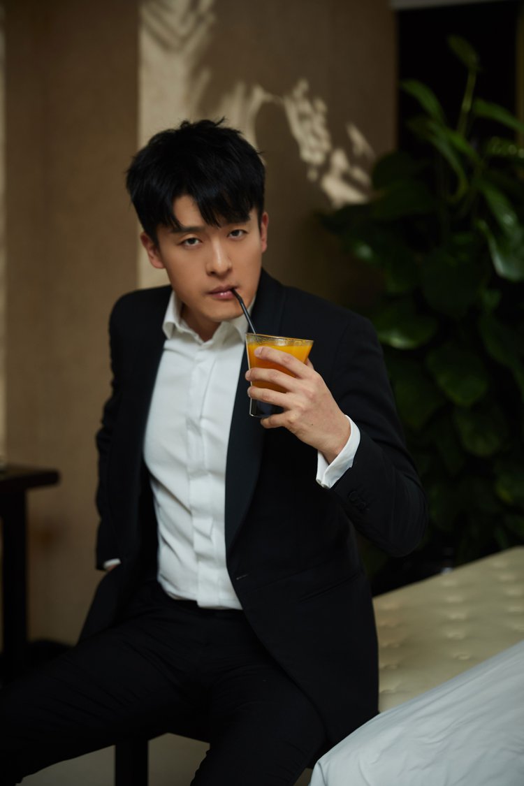 今日焦点:孙艺洲|孙艺洲"百合奖盛典"久违开唱 黑色西装优雅迷人