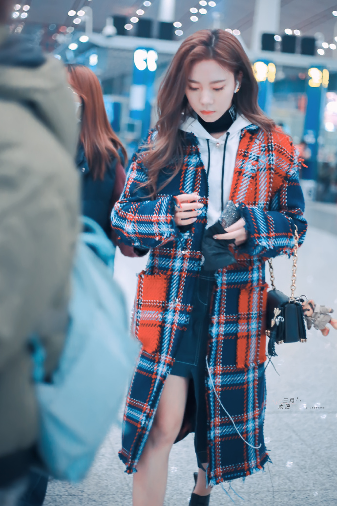 张紫宁穿格子长款风衣现身机场,戴黑色口罩遮面挡不住美