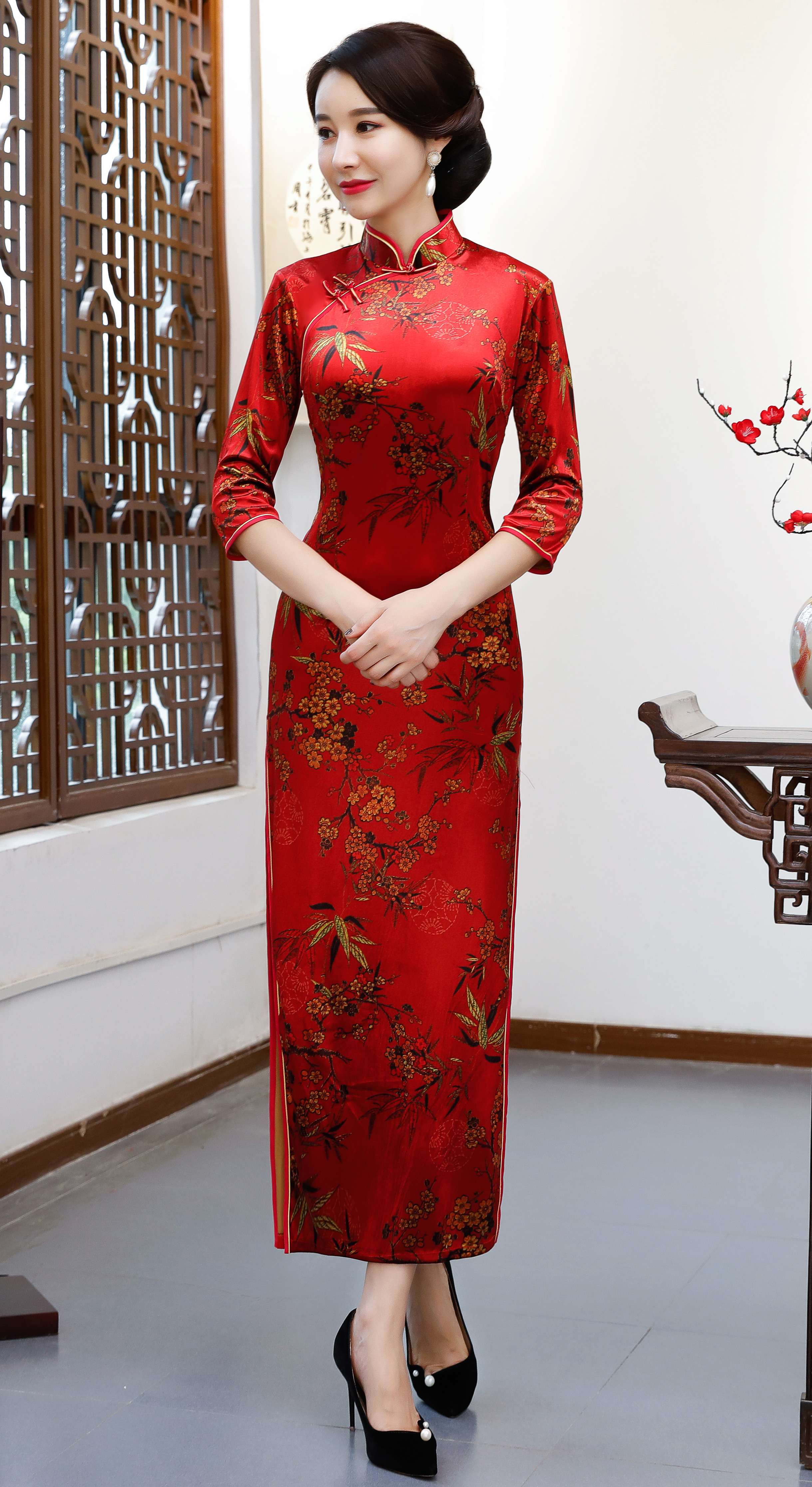 红黑两色长款旗袍裙,妩媚动人,穿出年轻时尚