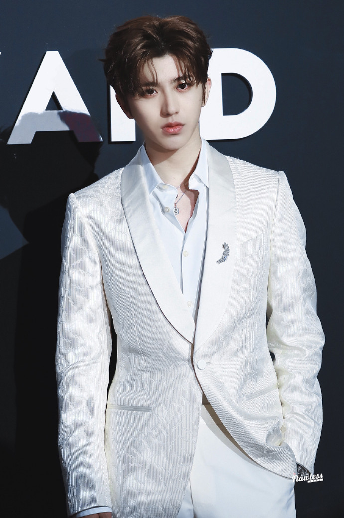 蔡徐坤穿白色西装亮相mahb年度先生盛典,优雅绅士,帅气十足.