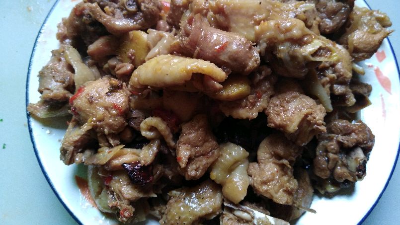 红烧鸡出锅鲜嫩,香辣过瘾