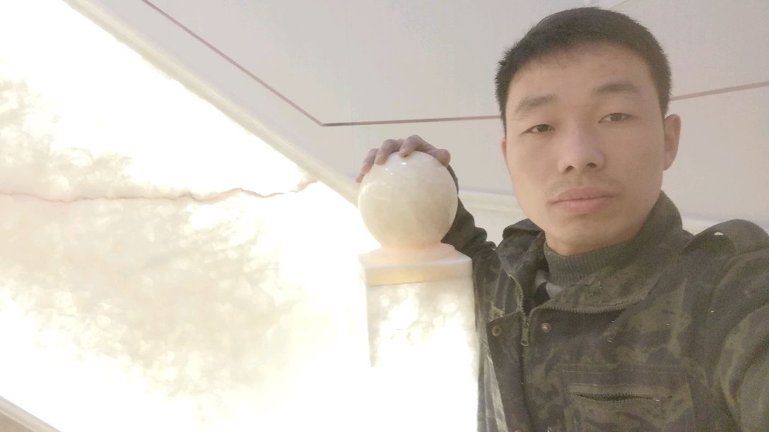 小曾装地板,碰到家庭装修全是用石头,连楼梯扶手都是用玉石做的