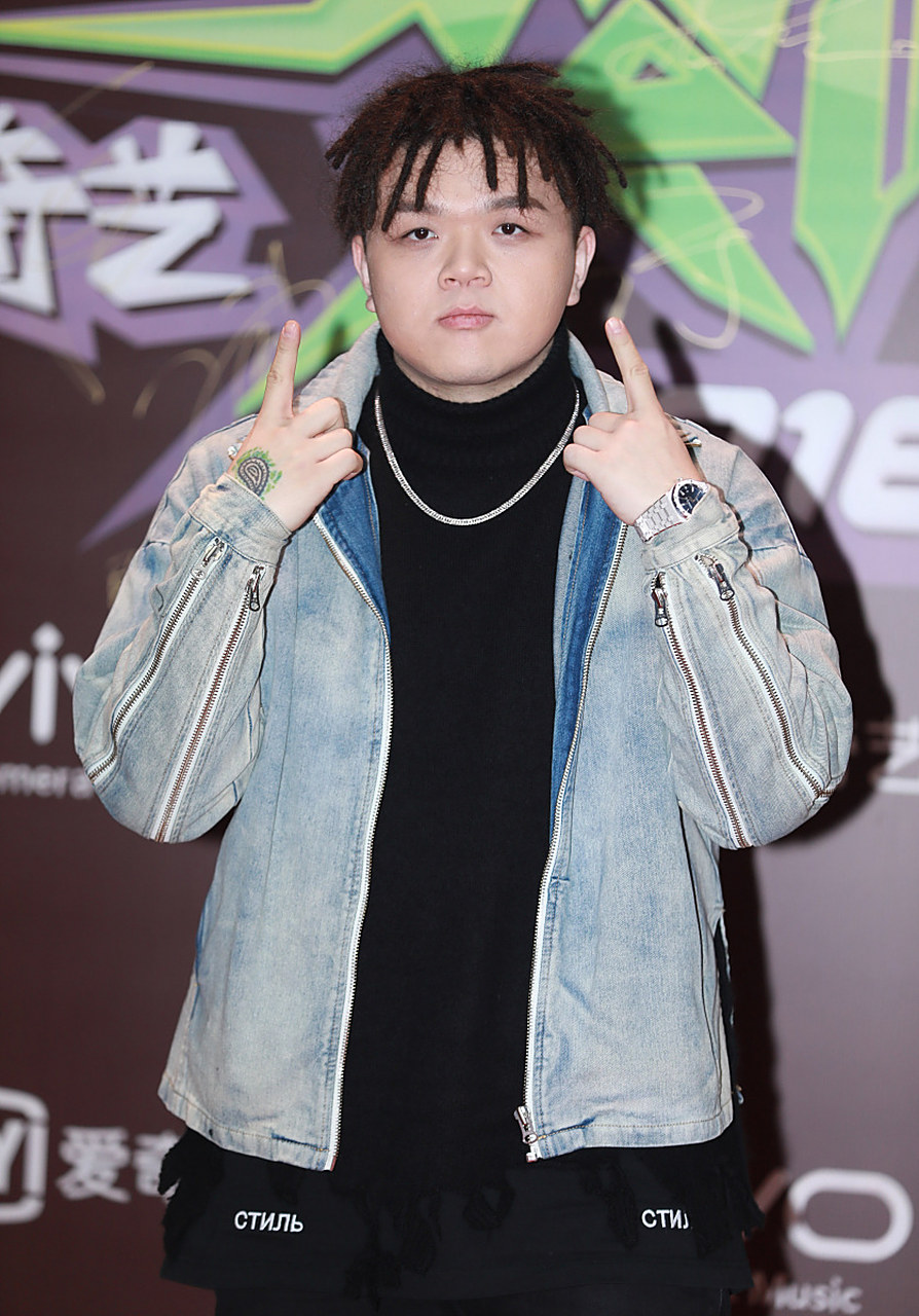 著名说唱歌手艾福杰尼今天下午通过个人官微公开恋情,在发布与女友