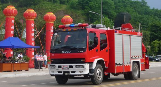 國內新增車牌,白底紅字有