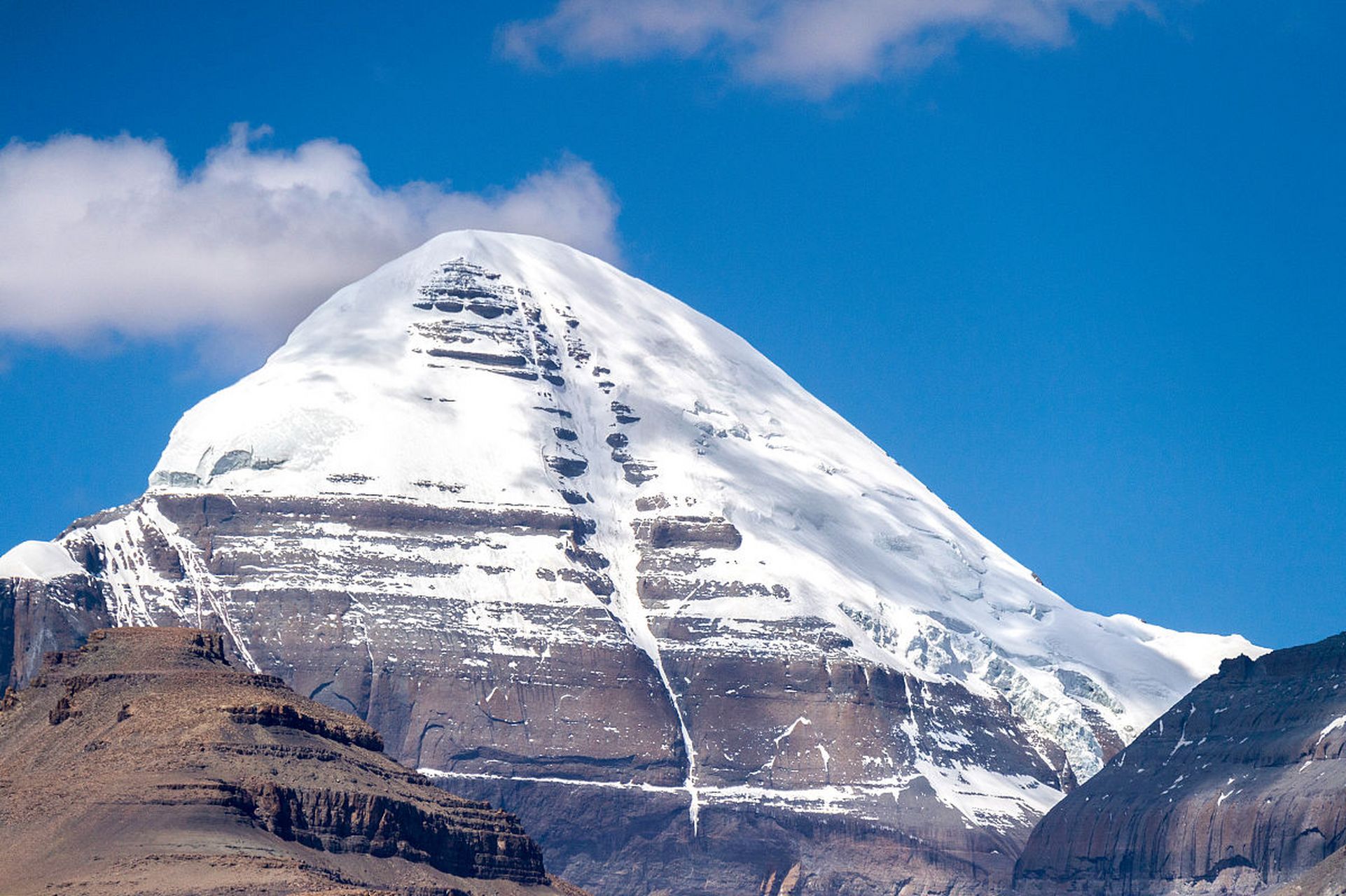 我们向冈仁波齐峰进发,在垭口处,彩色经幡随风飘扬,壮观异常,而冈仁波