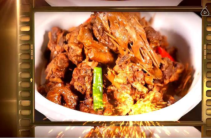 今天给大家介绍一道硬菜,湖北龙王镇最出名的一道名菜,龙王烧鹅