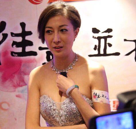 吴绮莉给小龙女钱的方式遭曝光,颇为极端,网友:难怪向父亲求救