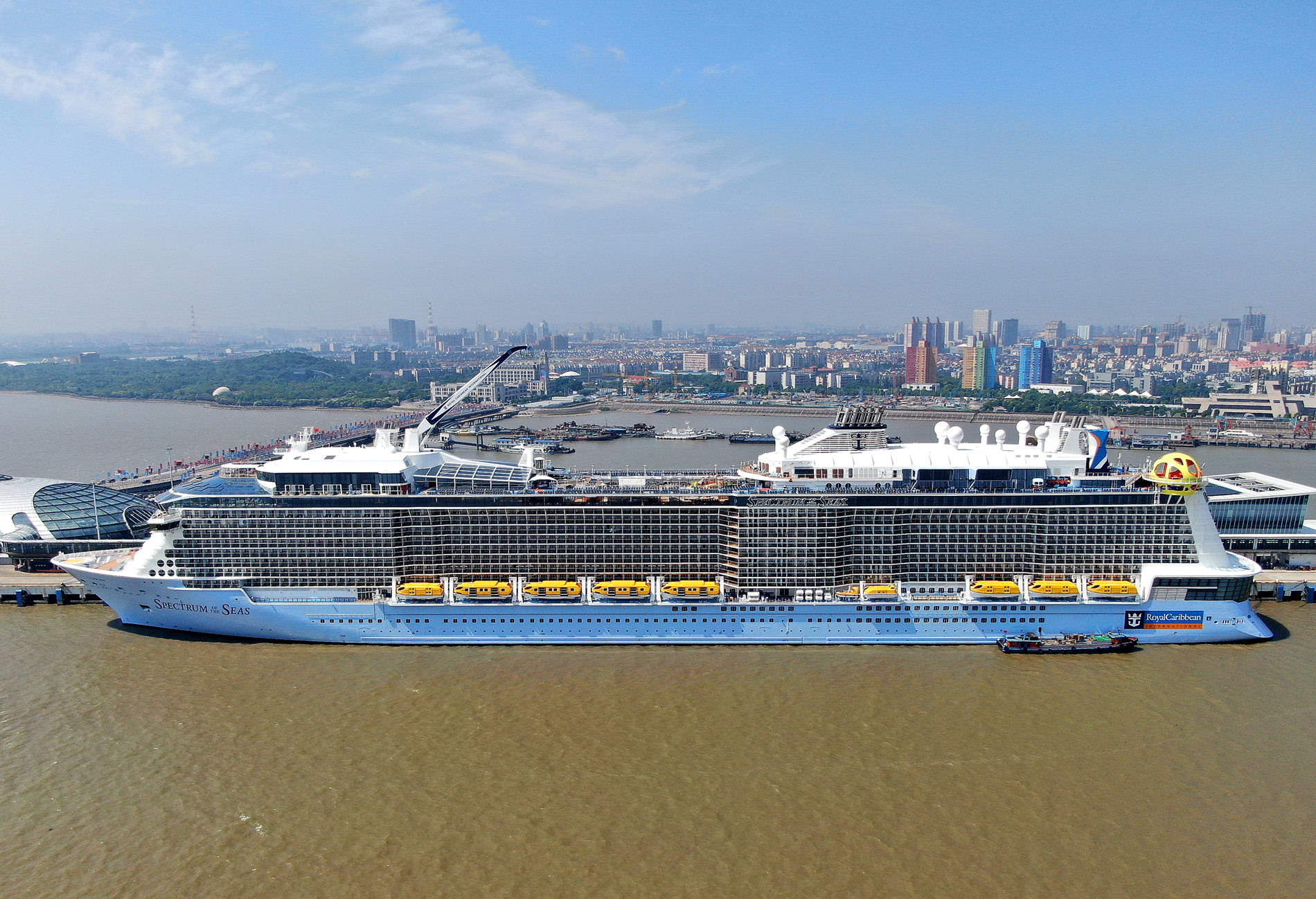 "海洋光谱号"邮轮抵达上海