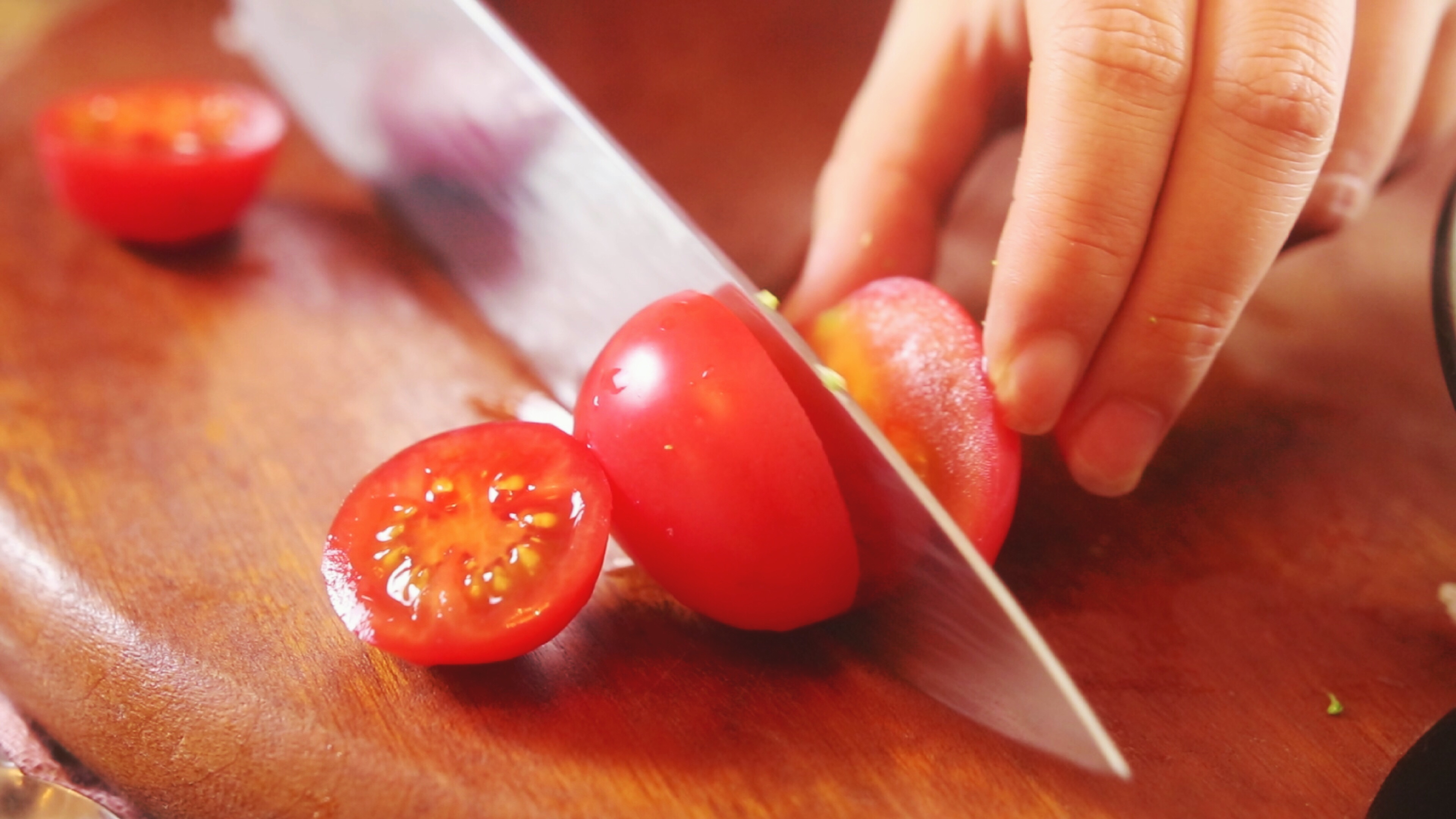 圣女果也切成小朵用来做圣诞老人的鼻子和红色帽子