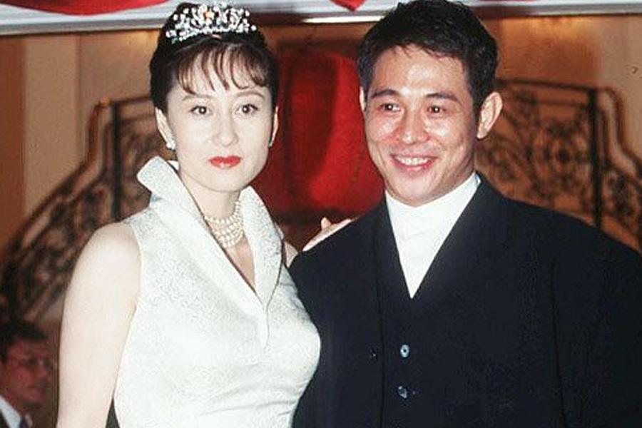 李连杰与老婆近期现身街头,56岁老婆似冻龄美女,保管20亿资产!