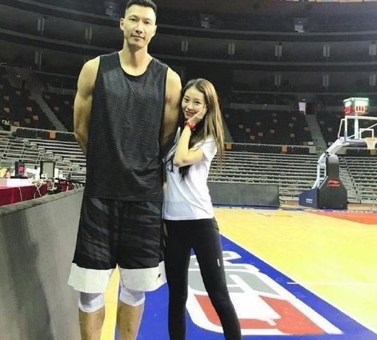 31岁仍如少女!易建联娇妻低调奢华,网友:他前女友才是尤物