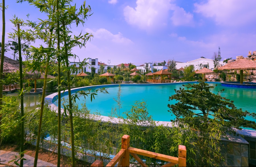 揽翠湖旅游度假区位于东营市东,西城中间,这里空气清新,是天然的"氧吧