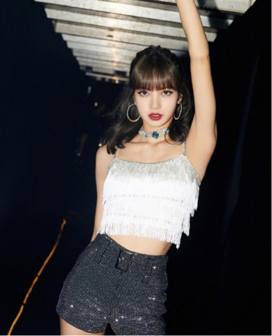 lisa太可爱了!大长腿占满整个屏幕,无处安放的腿惹人羡慕