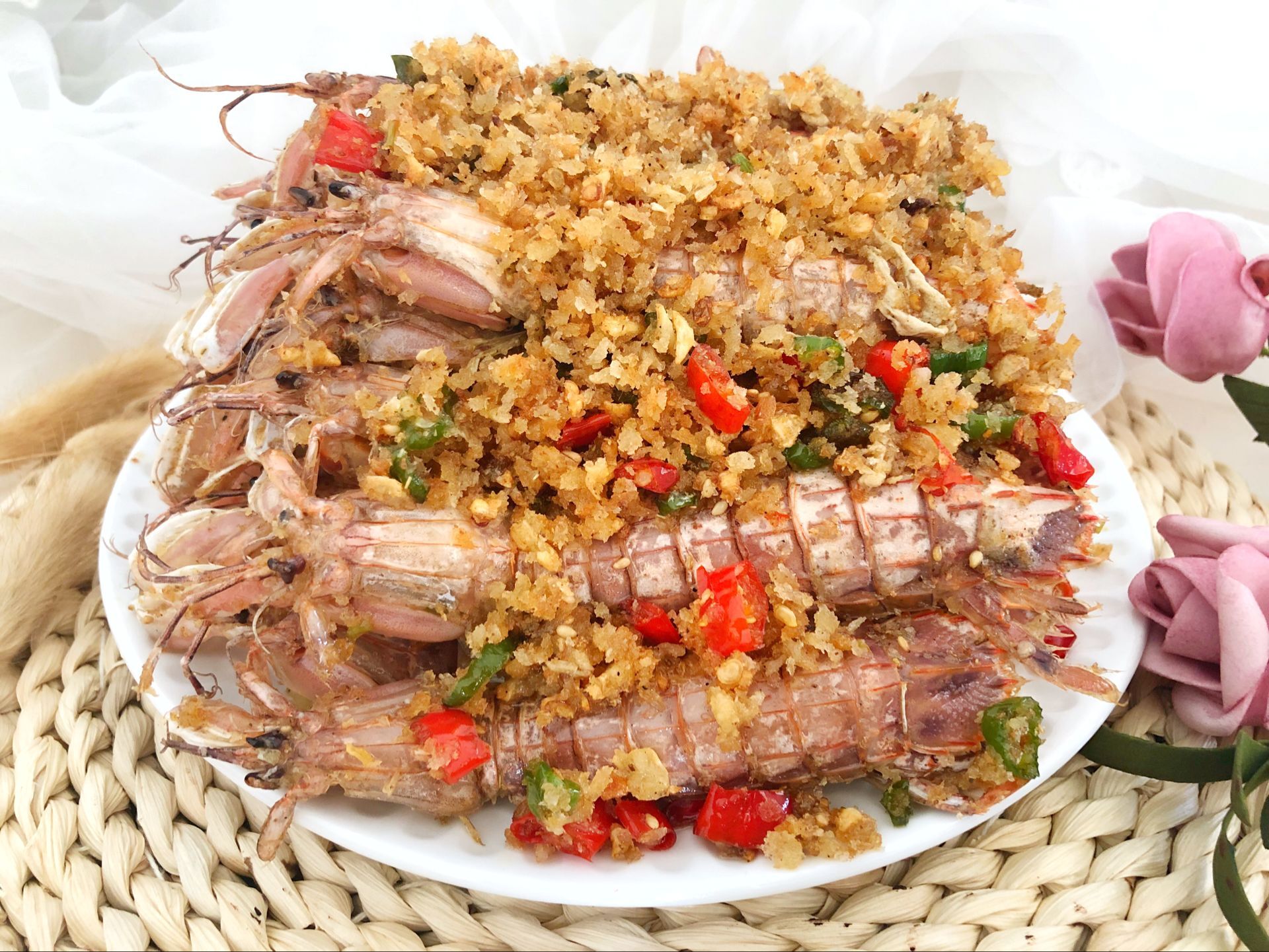 这道菜味道独特,口感爽口,外表干燥酥脆,白里透红,椒盐皮皮虾